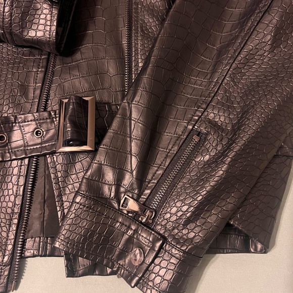 PrettyLittleThing - Black Croc Embossed Oversized Belted Hem Biker Jacket - Picture 4 of 9